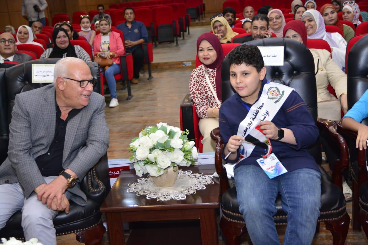 محافظ بورسعيد يكرم طلاب مدرسة يوسف عاشور الابتدائية