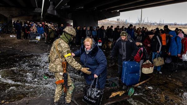 استمرار إجلاء المدنيين من سلوفيانسك مع تقدم القوات الروسية في شرق أوكرانيا