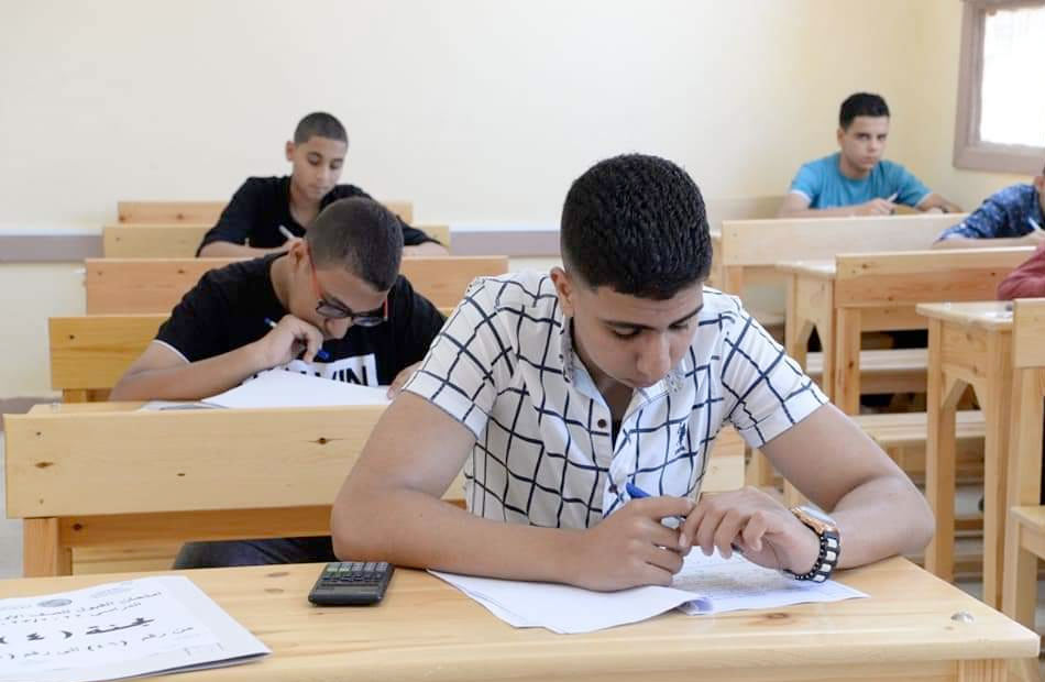الأسئلة ورقية والإجابات في حقائب دبلوماسية نظام جديد لامتحانات طلاب مدارس المسار المصري