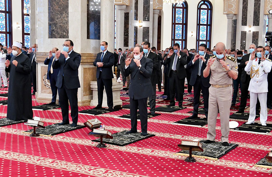 الرئيس السيسي يؤدى صلاة عيد الأضحى بمسجد المشير طنطاوى