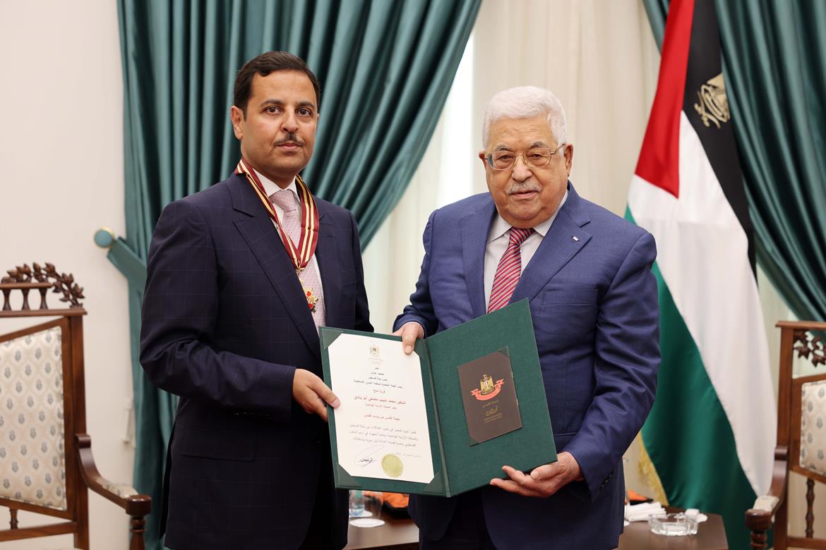 الرئيس الفلسطيني يقلد السفير الأردني نجمة القدس بمناسبة انتهاء مهامه