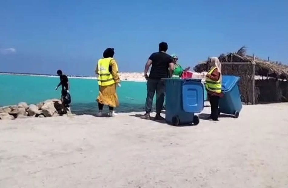 محافظ الإسكندرية: تنفيذ 18 حملة لتنظيف شواطئ المدينة - بوابة الأهرام