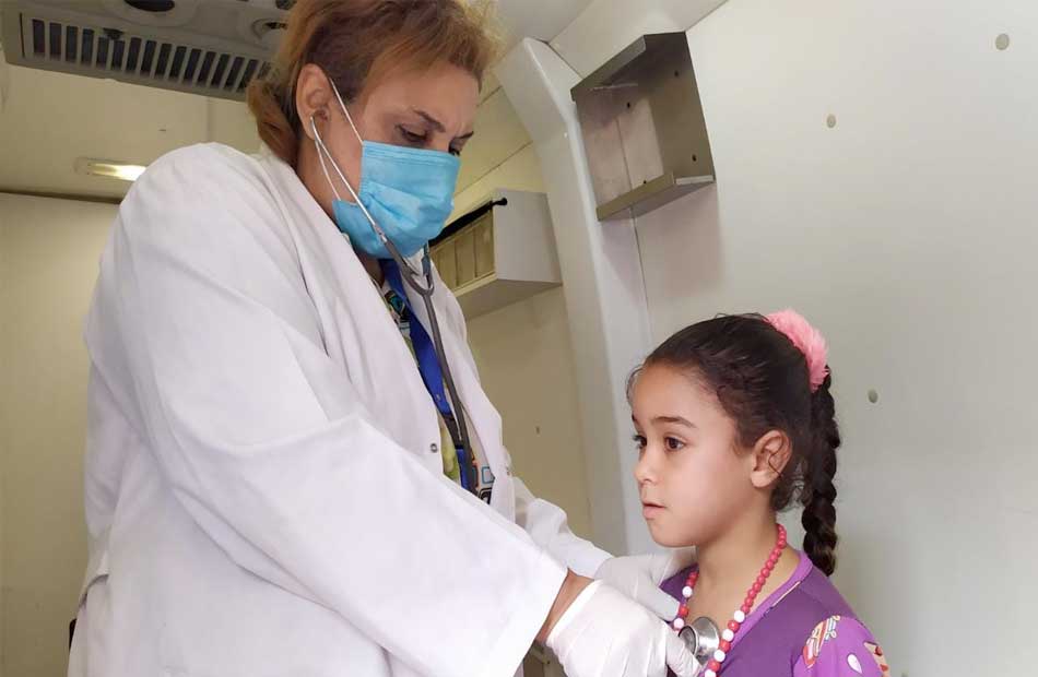 توقيع الكشف الطبي على  حالة خلال قافلة علاجية بقرية  في المنيا