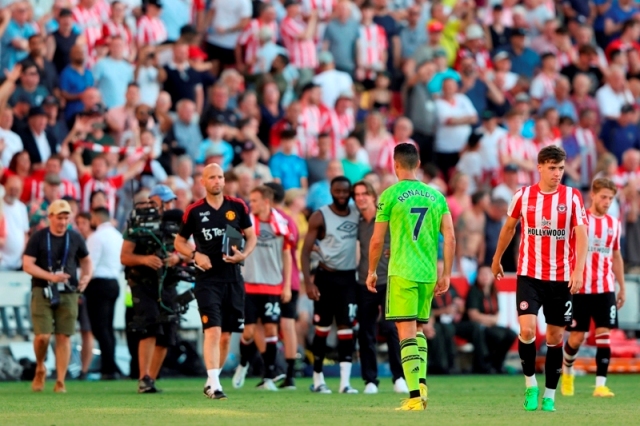 رونالدو يتجاهل تين هاج بعد خسارة مانشستر يونايتد برباعية أمام برينتفورد | فيديو
