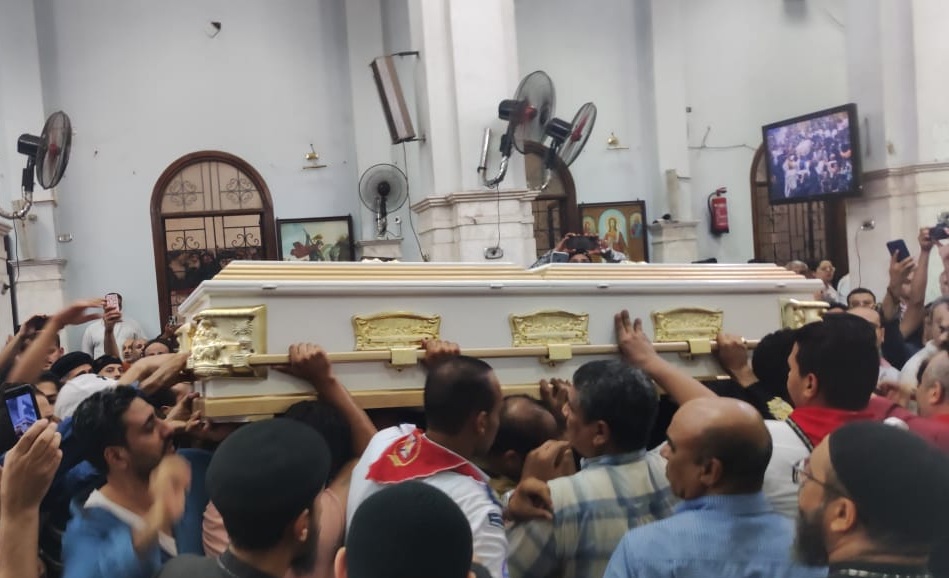 وسط صراخ ودموع الأهالي بدء صلاة الجنازة على ضحايا حريق كنيسة أبو سيفين 