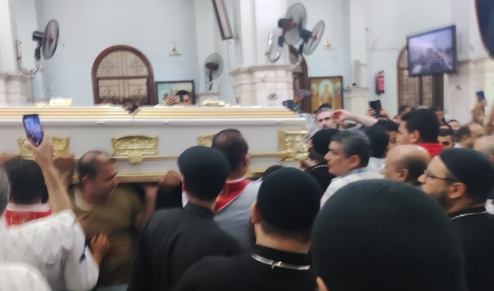 انهيار أهالي ضحايا كنيسة أبو سيفين خلال صلاة الجنازة والأسقف يحاول تهدئتهم