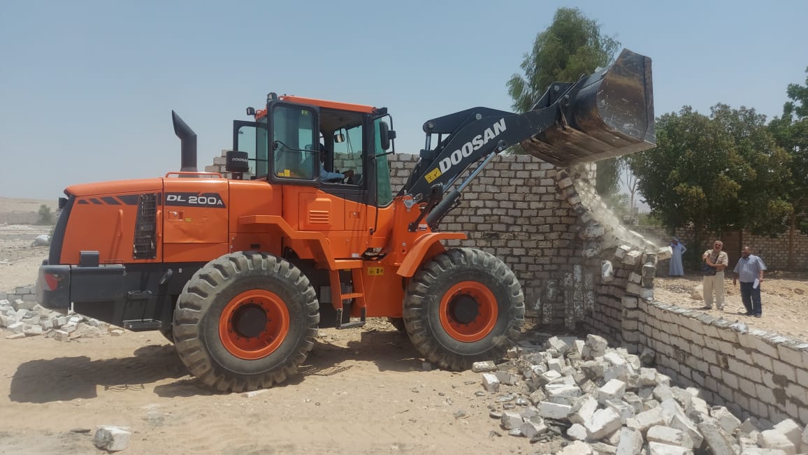 إزالة  حالة تعدٍ على أراضي أملاك الدولة بمدينة الطود في الأقصر |صور