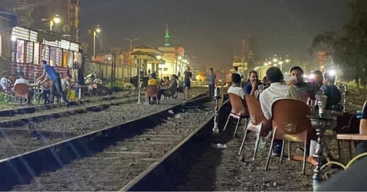 غلق مقهي علي خطوط السكة الحديد بمدينة فوة بكفر الشيخ