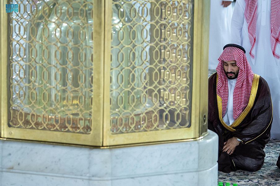 ولي العهد السعودي يشارك في غسل الكعبة نيابة عن خادم الحرمين الشريفين