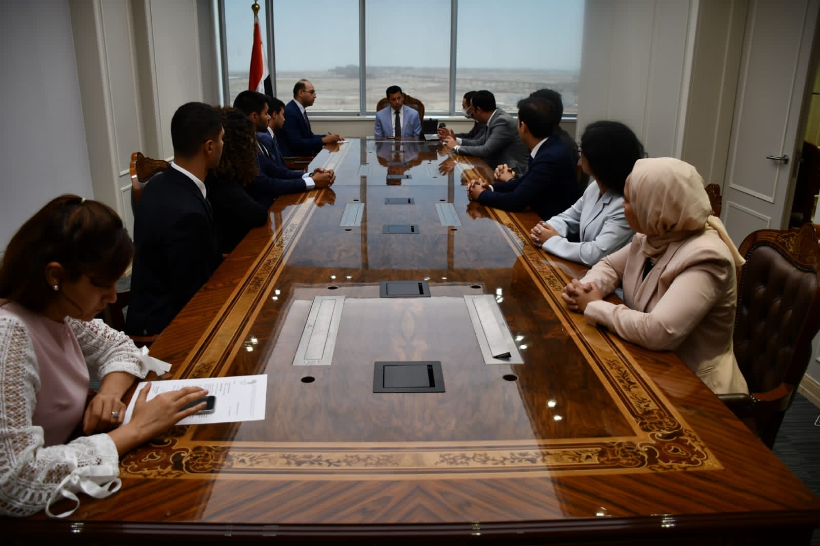 الوزير الدكتور أشرف صبحي أثناء جلسته مع متدربي وحدة السياسات 