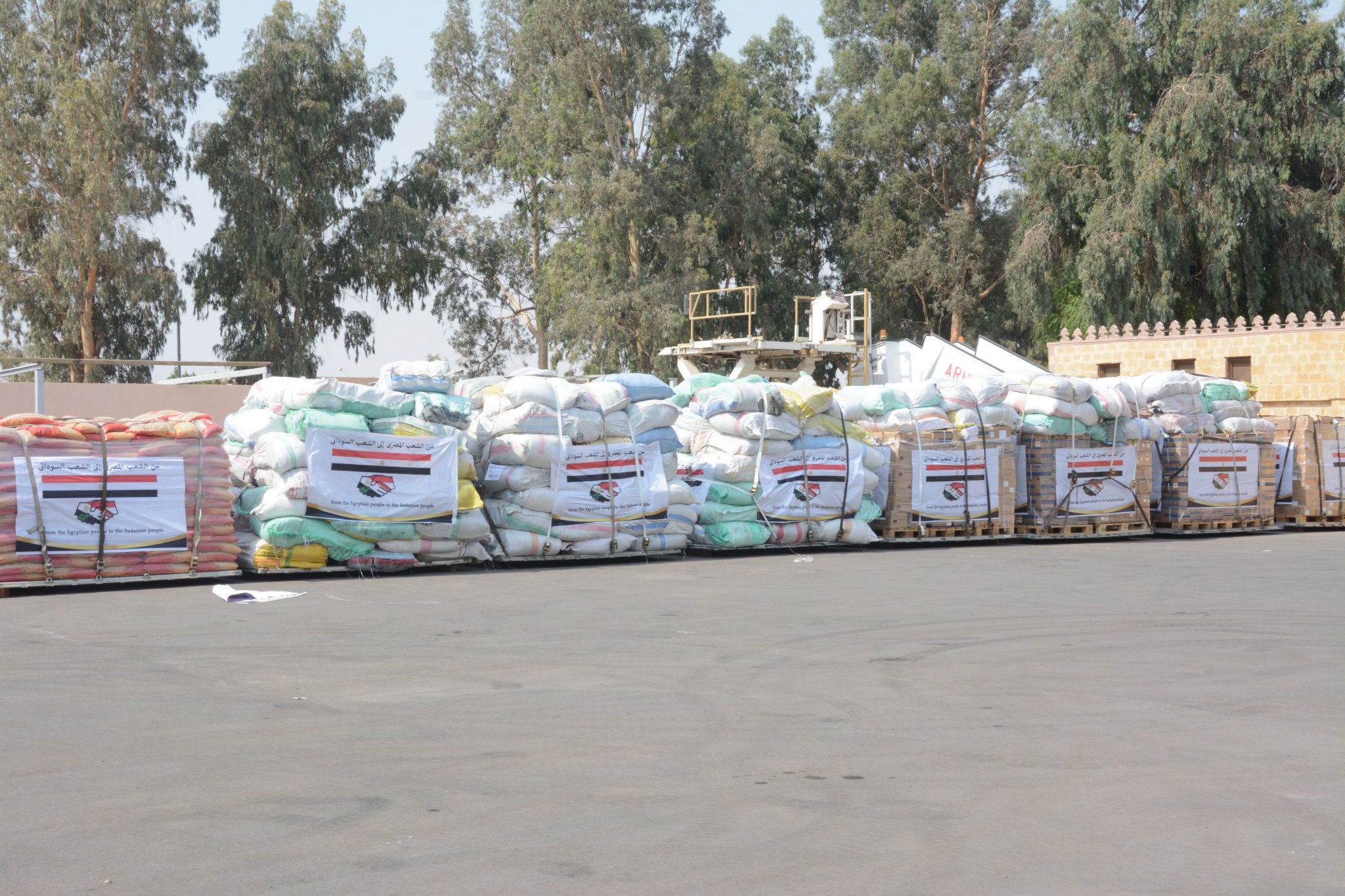 مصر ترسل مساعدات إغاثية عبر جسر جوي لجمهورية السودان