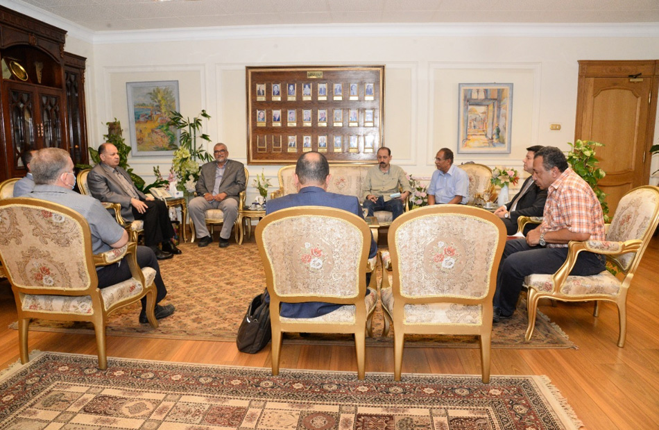 إجتماع محافظ أسيوط مع رئيس المقاولون العرب