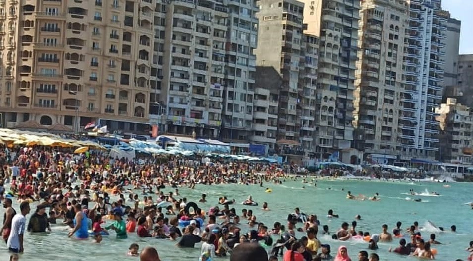 نسب الإقبال على شواطئ محافظة الإسكندرية بلغت نسبة 100% | صور