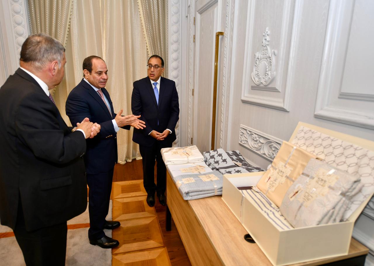 الرئيس السيسي يطلع على عينات المنسوجات القطنية الفاخرة المنتجة حديثًا من القطن المصري العالمي| صور