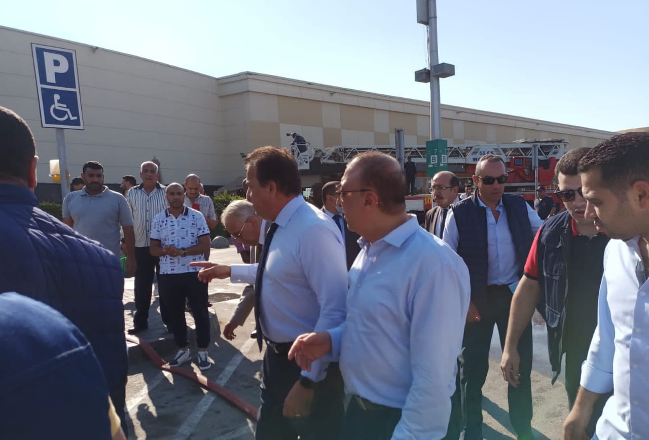 وزير الصحة ومحافظ الإسكندرية يتفقدان موقع حريق كارفور  | صور