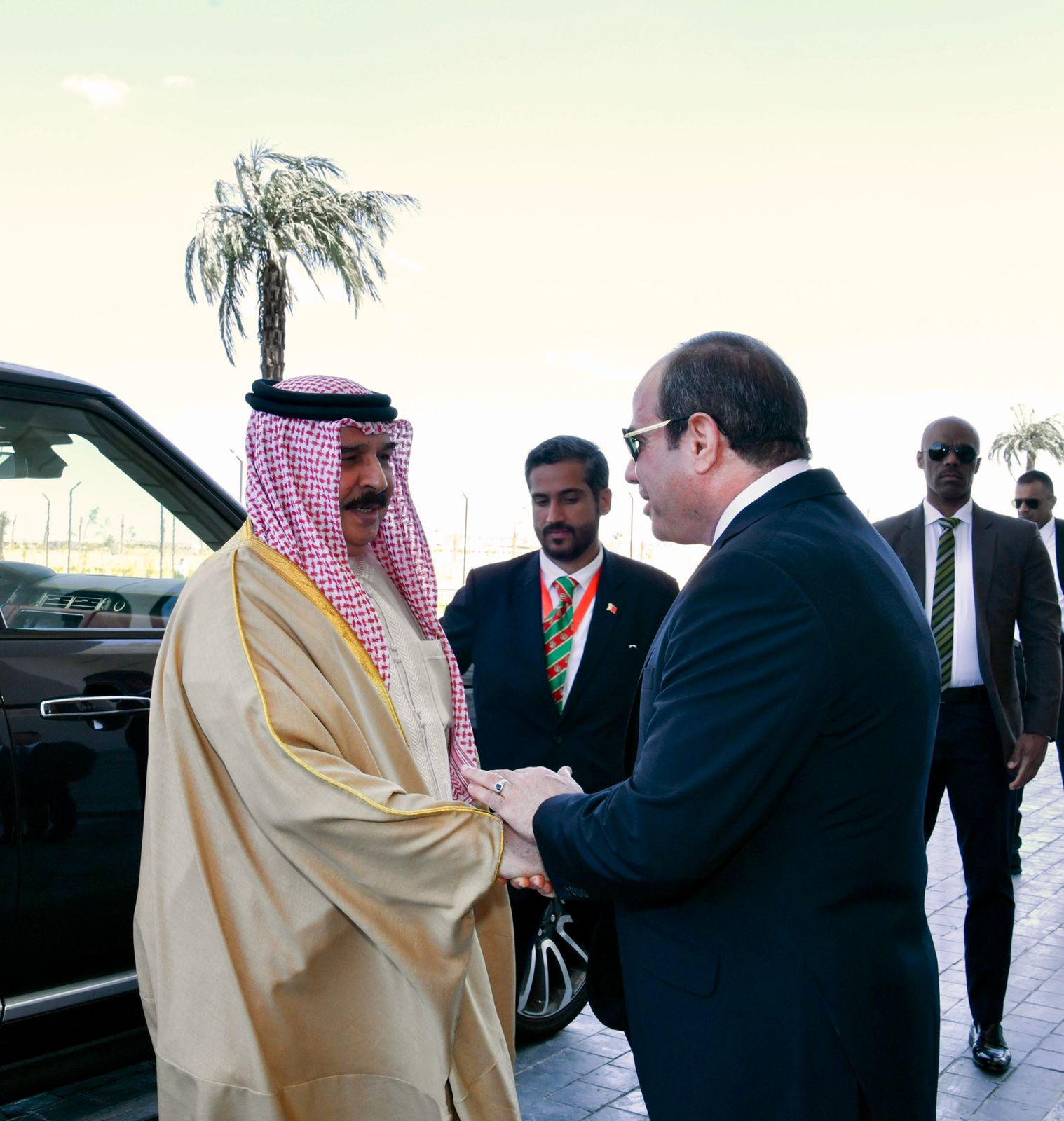 الرئيس يودع ملك البحرين بمطار العلمين