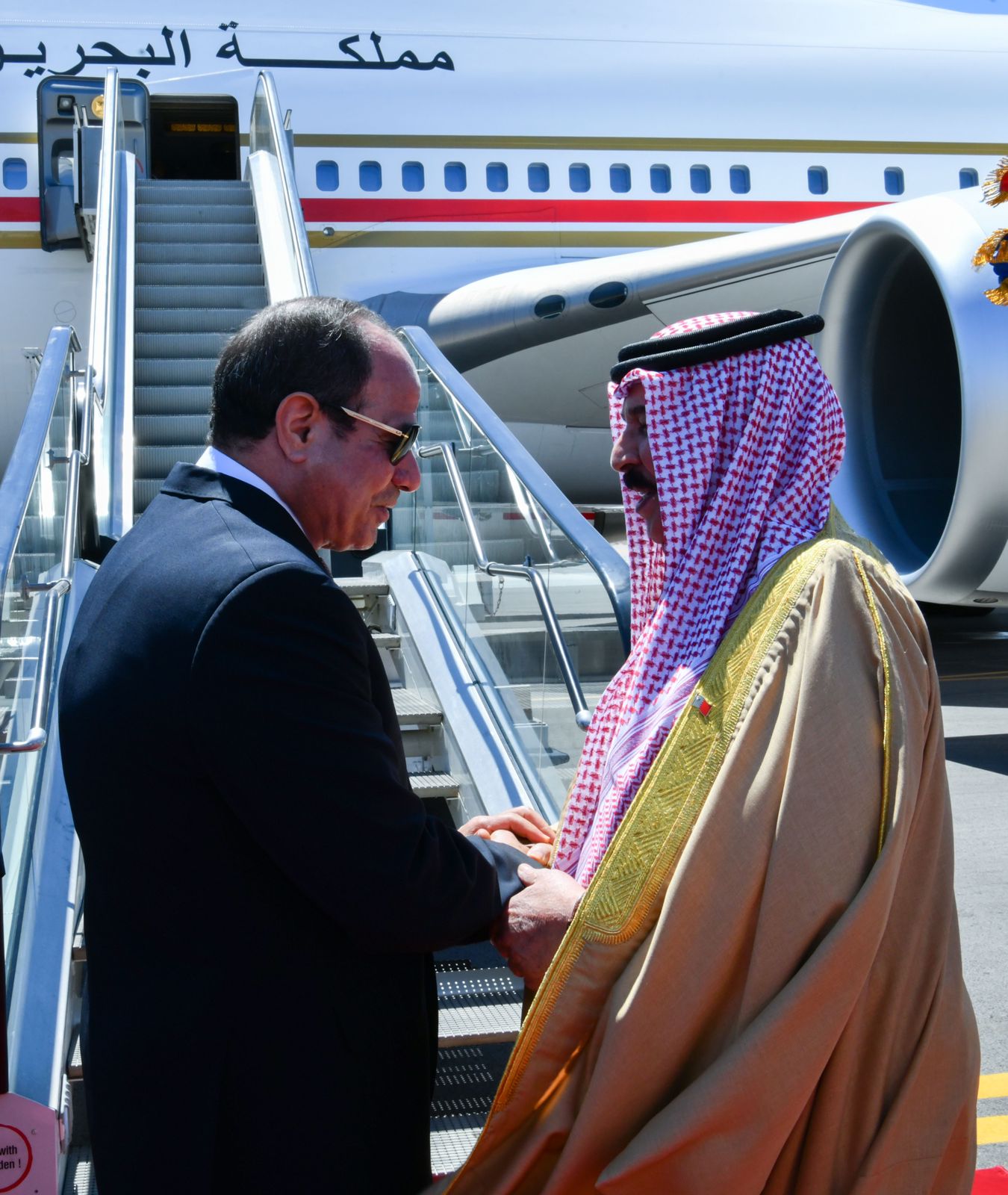 الرئيس يودع ملك البحرين بمطار العلمين
