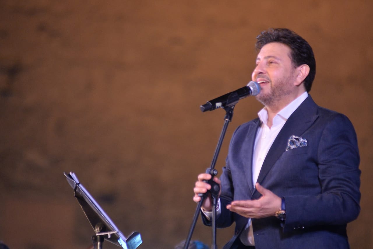 هاني شاكر يفتتح حفله بمهرجان القلعة بأشهر أغنياته وسط استقبال حافل من  الجمهور | صور - بوابة الأهرام