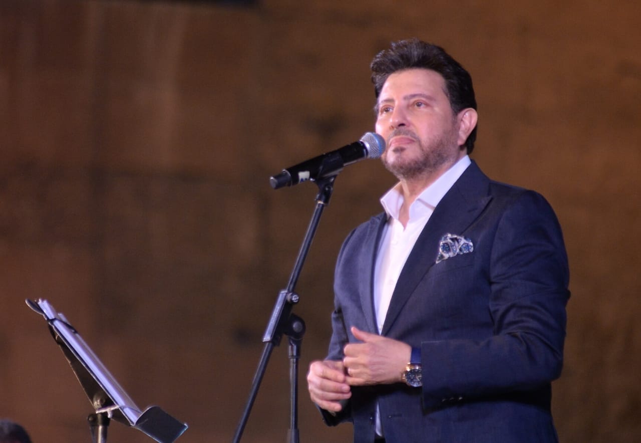 هاني شاكر يفتتح حفله بمهرجان القلعة بأشهر أغنياته وسط استقبال حافل من  الجمهور | صور - بوابة الأهرام