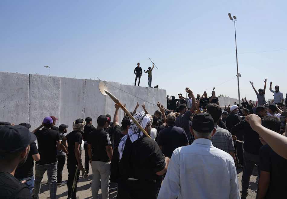  اقتحام أنصار مقتدي الصدر مقر مجلس الوزراء العراقي بالقصر الحكومي 