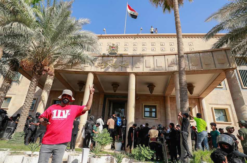  اقتحام أنصار مقتدي الصدر مقر مجلس الوزراء العراقي بالقصر الحكومي 
