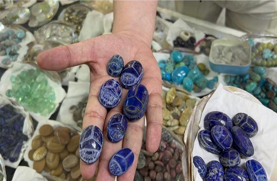 سوق الأحجار الكريمة بـ«الحسين» يتحدى الزمن ويقدم صيدلية علاج روحاني وعضوي |  صور - بوابة الأهرام