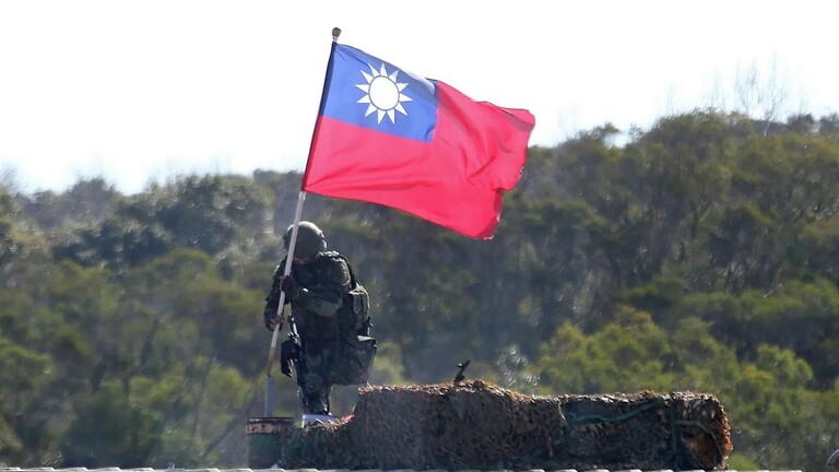 في محاكاة لصد هجوم صيني تايوان تبدأ مناورات بالذخيرة الحية لسلاح المدفعية