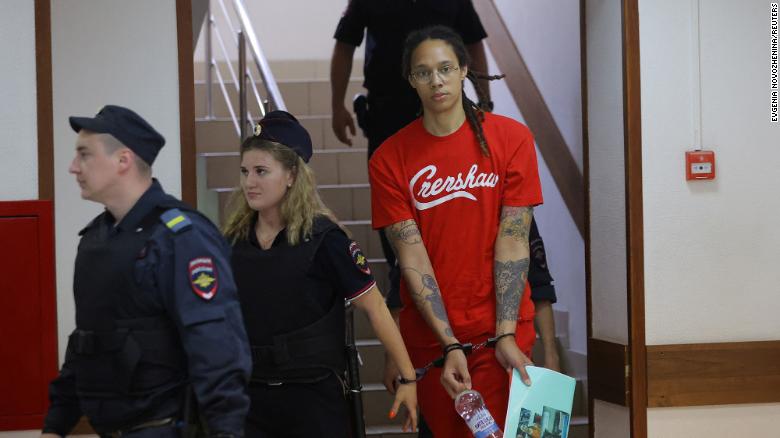 الحكم على نجمة كرة السلة الأمريكية بريتني جراينر بالسجن  سنوات في روسيا