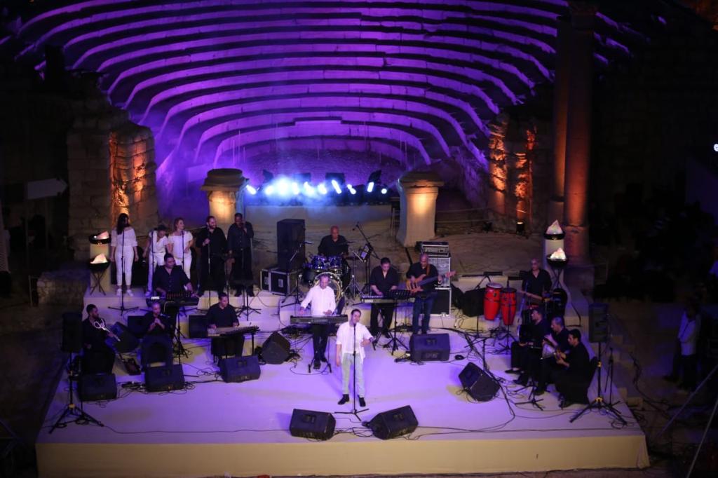 وسط حشد جماهيري افتتاح فعاليات مهرجان المسرح الروماني بكوم الدكة في الإسكندرية | صور
