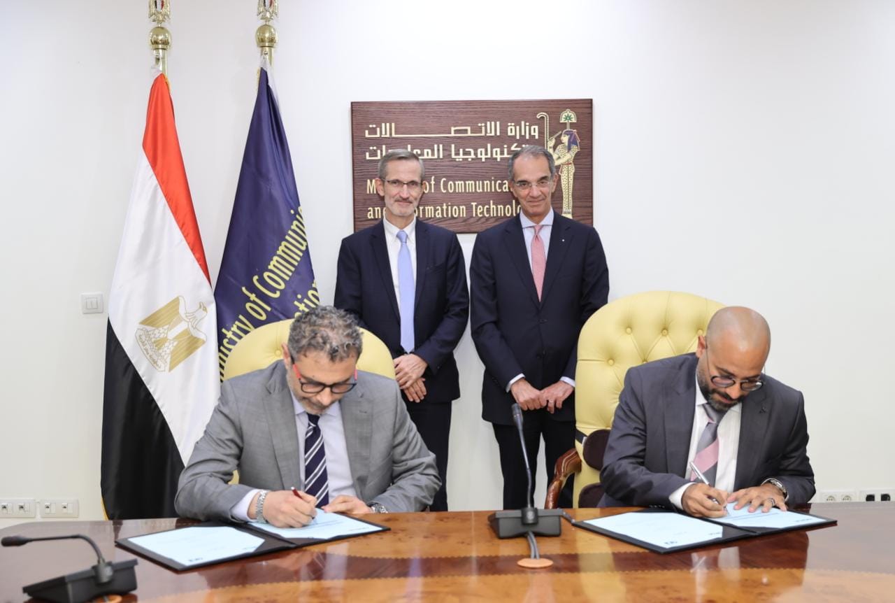 وزير الاتصالات يشهد توقيع اتفاقية لإنتاج هواتف Nokia فى مصر