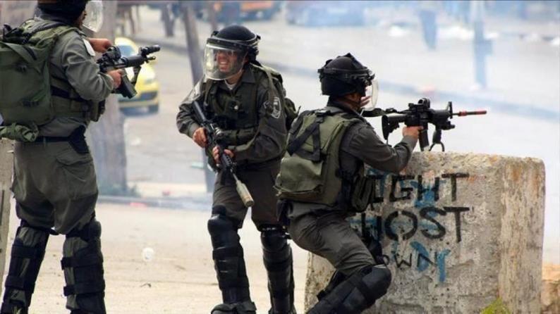 إصابة طفل برصاصة مطاطية بمواجهات مع الاحتلال في الخليل واختناق العشرات 