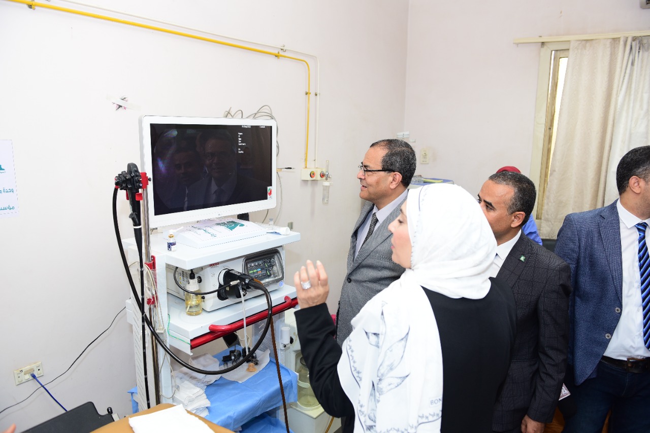 رئيس جامعة سوهاج يشهد حفل تشغيل جهاز منظار الجهاز الهضمى بالمستشفى الجامعى