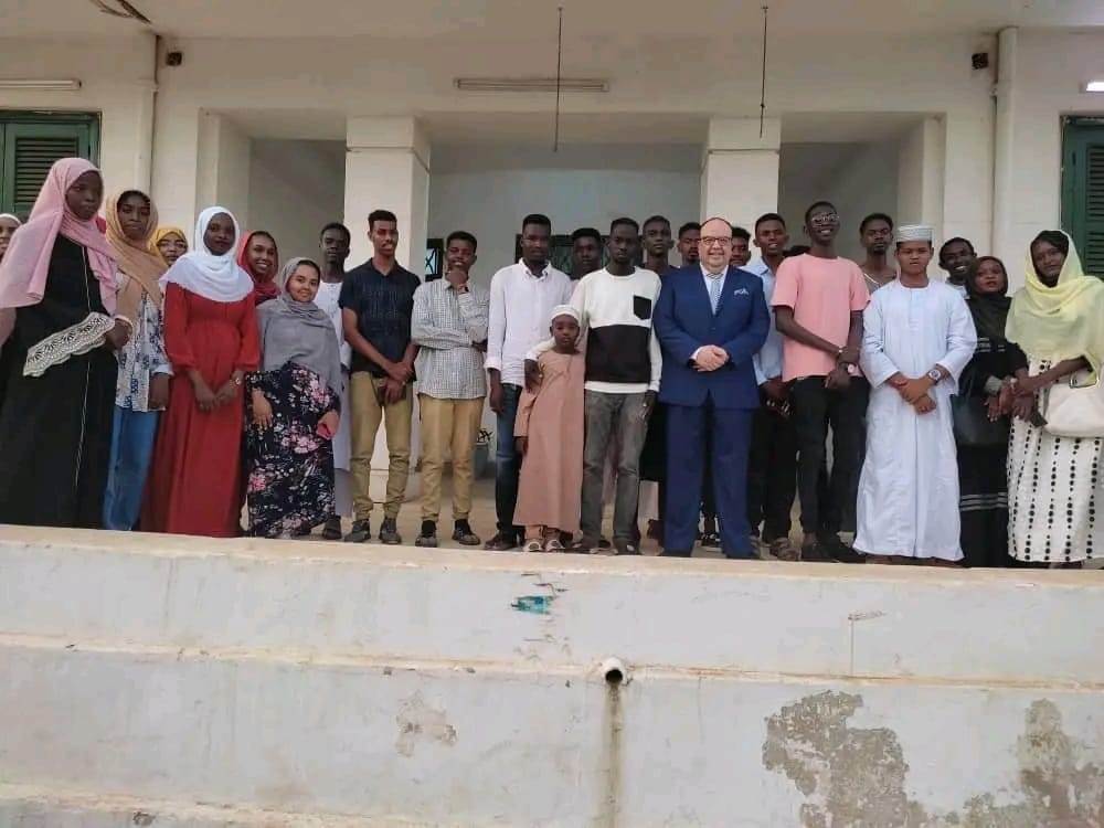 سفير مصر في الخرطوم يلتقي مجموعة من الطلبة السودانيين