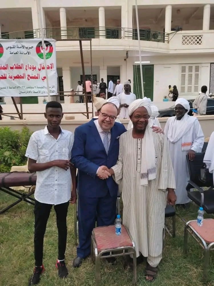 سفير مصر في الخرطوم يلتقي مجموعة من الطلبة السودانيين