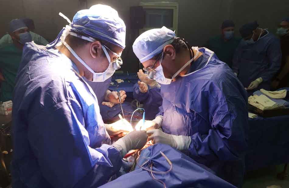 فريق طبي بمستشفيات جامعة أسيوط يستأصل ورما دمويا نادرا بالأنف | صور 