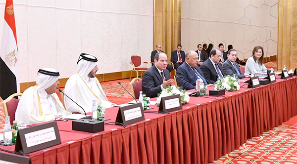 جانب من لقاء الرئيس السيسي مع ممثلي رابطة رجال الأعمال القطريين بمقر إقامته بالدوحة