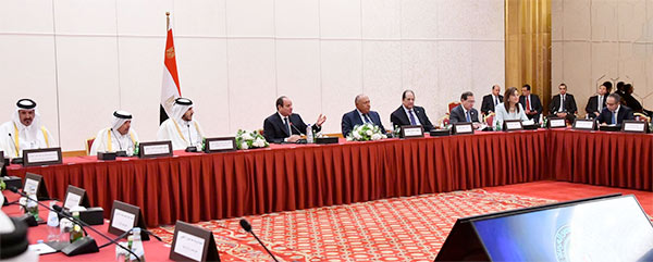 جانب من لقاء الرئيس السيسي مع ممثلي رابطة رجال الأعمال القطريين بمقر إقامته بالدوحة