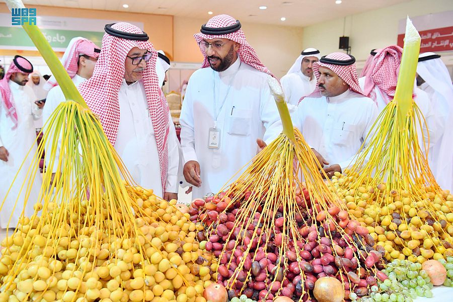 السعودية أكثر من  آلاف زائر لمهرجان التمور الثاني في مدينة الروضة 