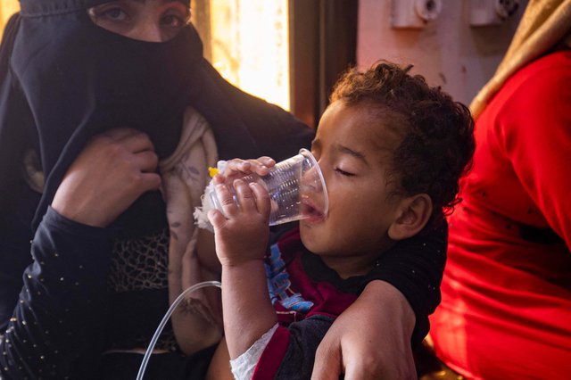 رغم تفشي الكوليرا وتلوث المحاصيل سوريون مضطرون لشرب مياه الفرات الملوّثة| صور