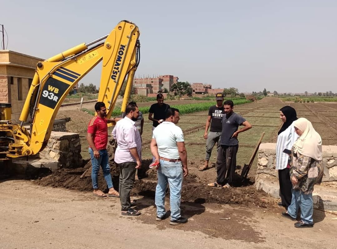 إصلاح عطلٍ بخط مياه قرية سنجرج بالمنوفية |صور