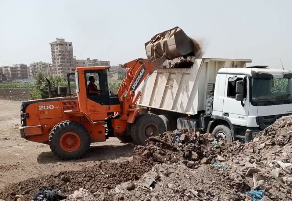 نائبة محافظ القاهرة تثمن جهود الأحياء في رفع المخلفات