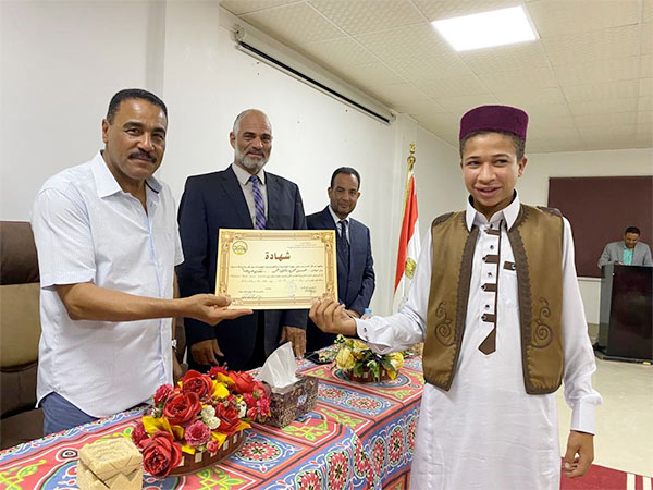 محافظ مطروح يسلم الطلاب شهادة اجتيار دورة الحاسب الالي