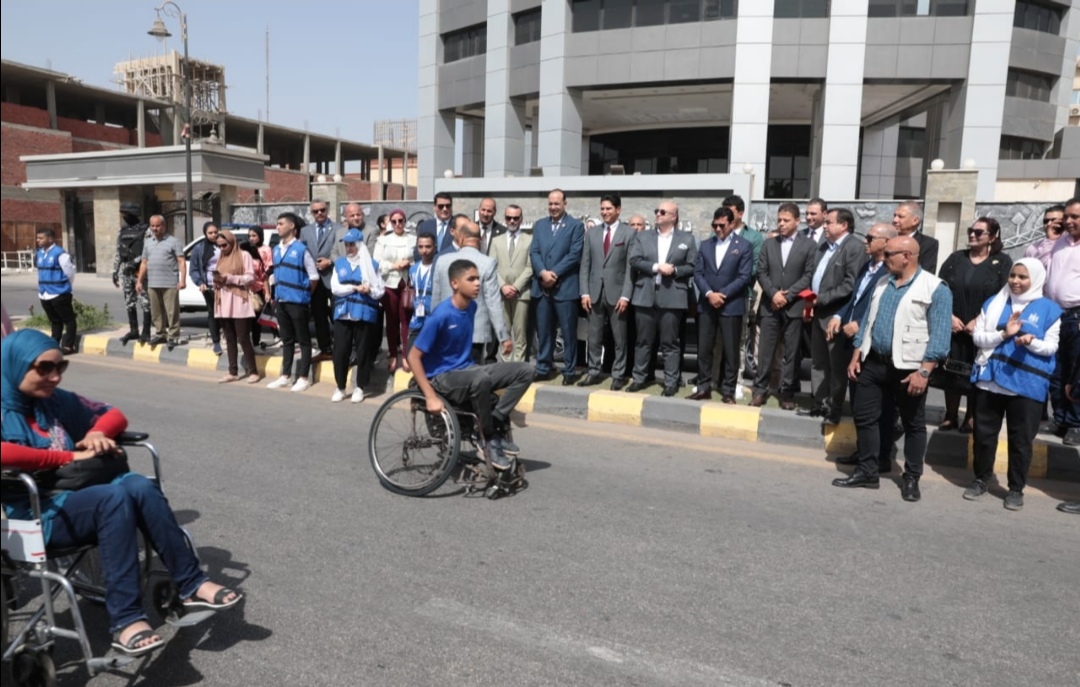 وزير الشباب والرياضة ومحافظ بني سويف يطلقان إشارة بدء ماراثون الدراجات