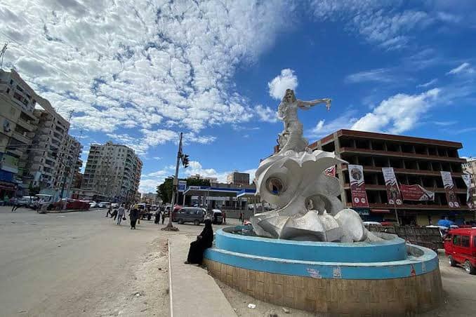إزالة تمثال  عروسة البحر  بمدخل الهانوفيل بالإسكندرية لإنهاء التكدس المروري | صور