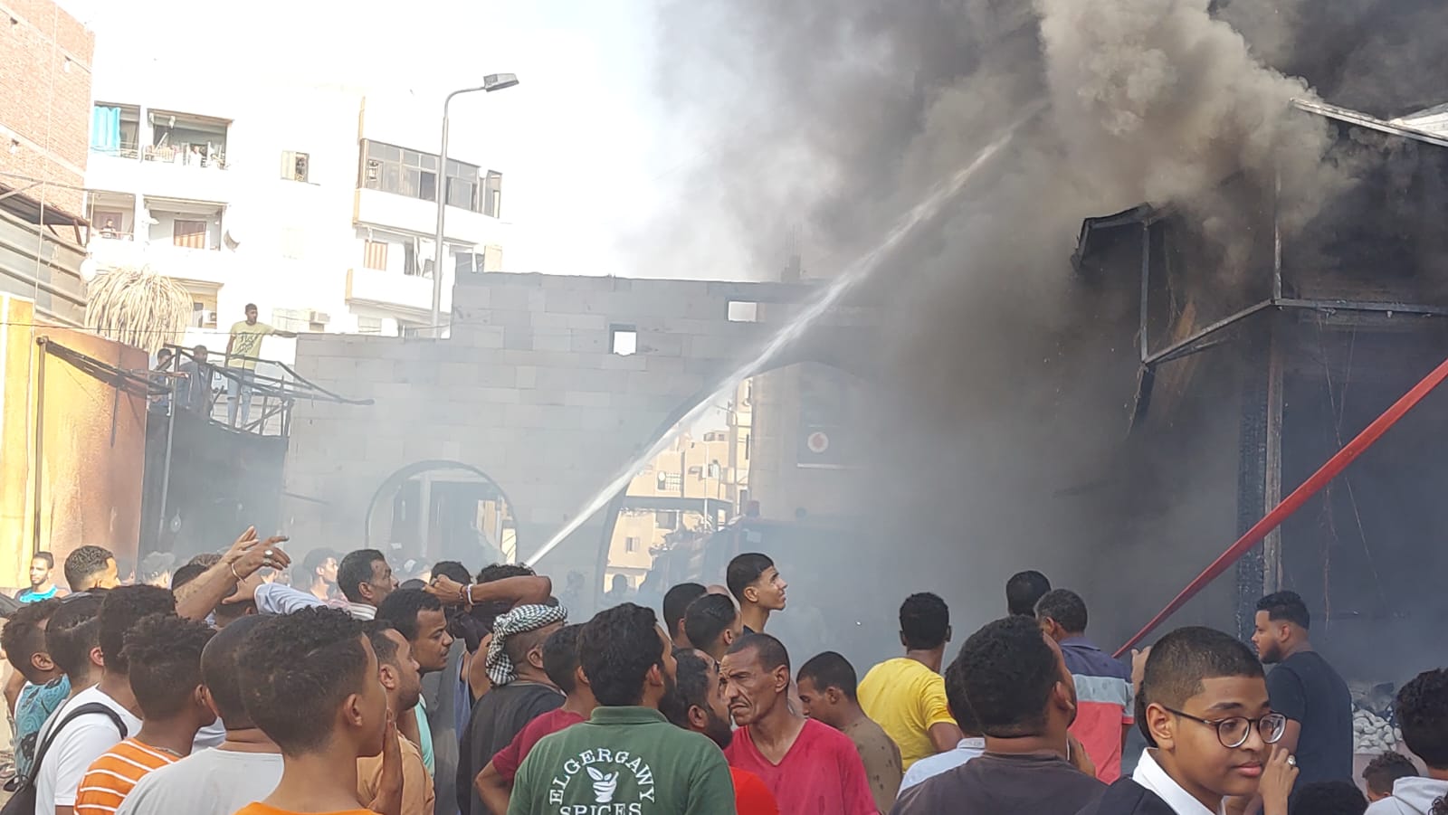 حريق يُدمر عمارة سكنية بالسوق السياحية بمدينة أسوان | صور 