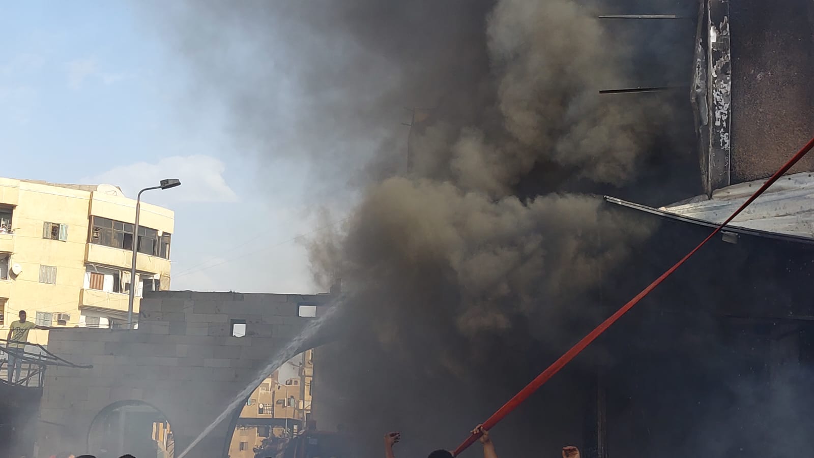 حريق هائل يدمر عمارة سكنية بالسوق السياحي بمدينة أسوان