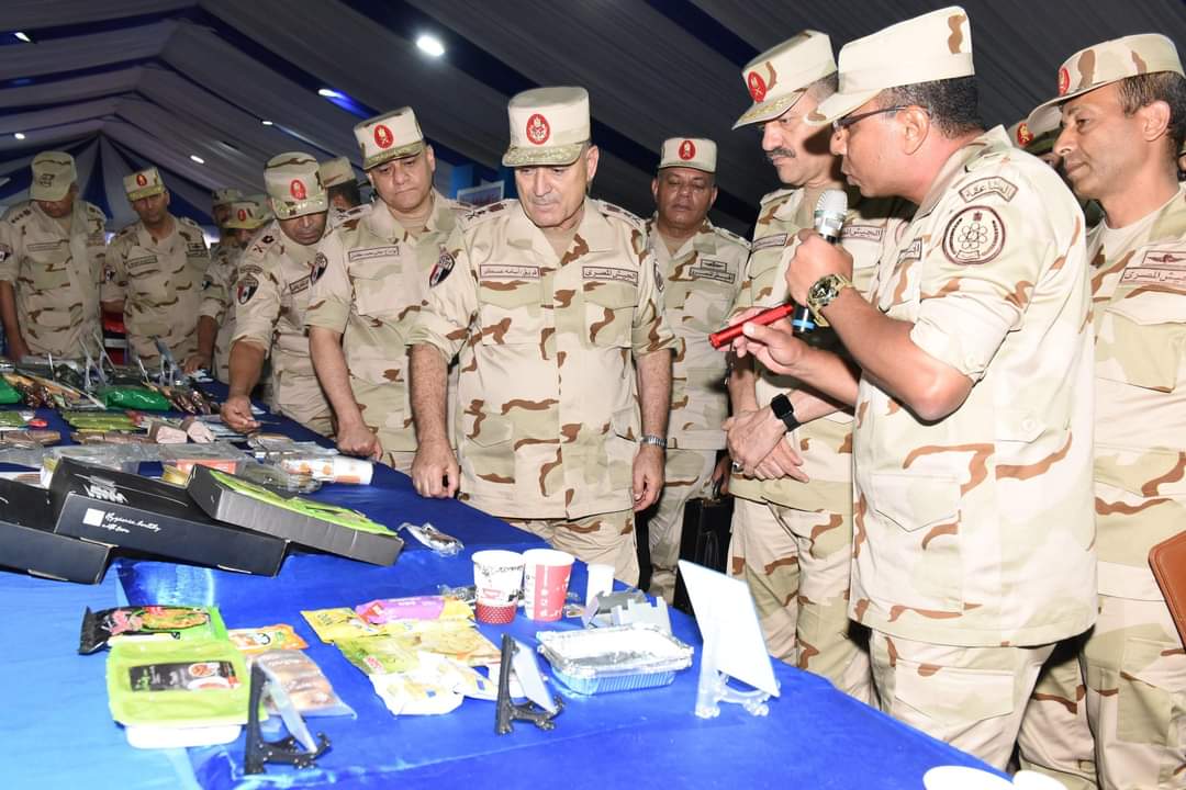 الفريق أسامة عسكر رئيس أركان حرب القوات المسلحة يشهد بياناً عملياً لإحدى الأنشطة الخاصة بإدارة الوقو
