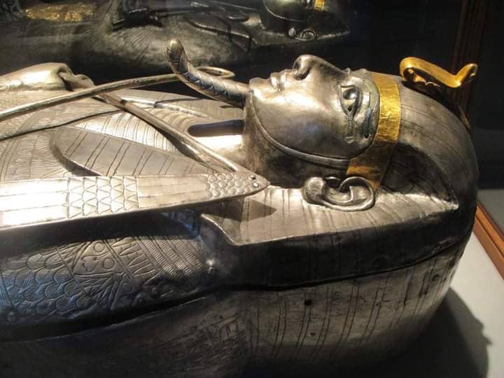 اكتشاف يُضاهي ;مقبرة الفرعون الذهبي; عرض قناع ;بسوسنس الأول; في كنوز تانيس | صور