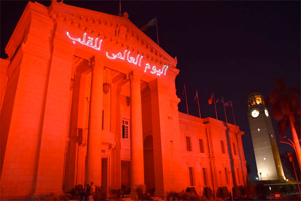 إضاءة قبة جامعة القاهرة باللون الأحمر احتفالًا باليوم العالمي للقلب
