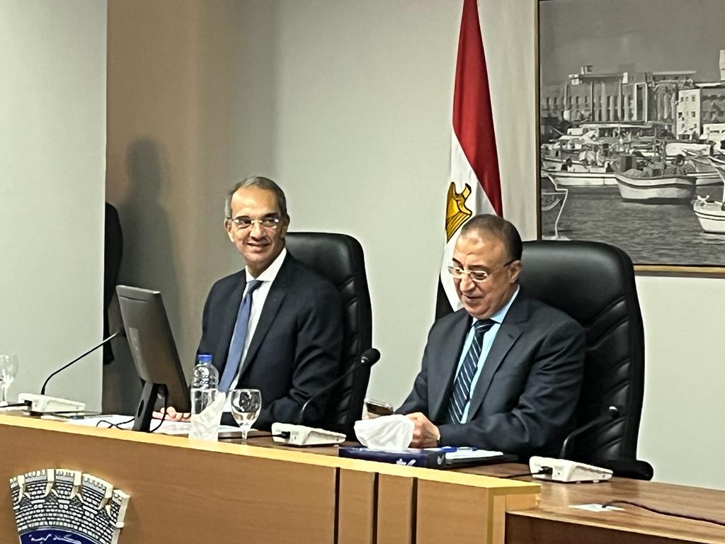 محافظ الإسكندرية مصر تشهد حاليا تطورا تكنولوجيا ونحتاج لمئات أبراج المحمول لتحسين خدمات الاتصالات 